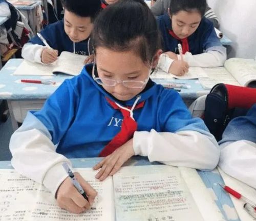 教育部下發(fā)新消息,課后服務(wù)將在9月1日實(shí)施,教師滿面憂愁